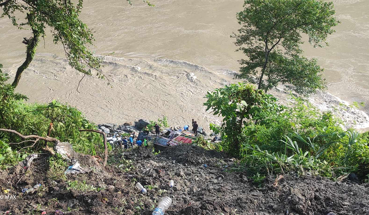 तेल बोकेको ट्रक त्रिशूलीमा खस्यो, चालक र सहचालक बेपत्ता